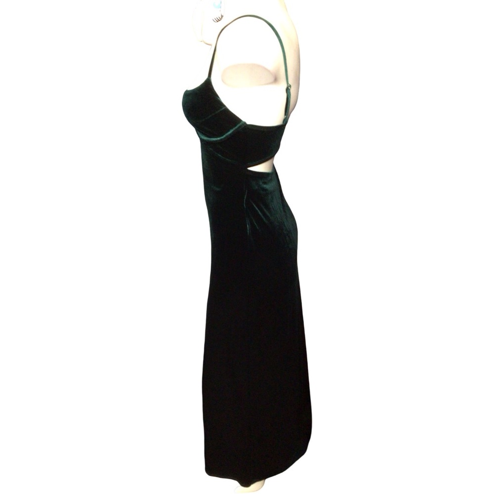 Sophisticated Velvet Maxi Dress in Deep Green - Picture 4 of 8